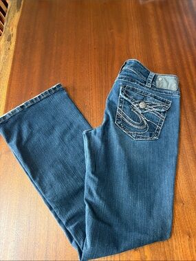 Silver Jeans Women's Dark Blue Wide Leg Jeans with Embroidered Back Pockets.